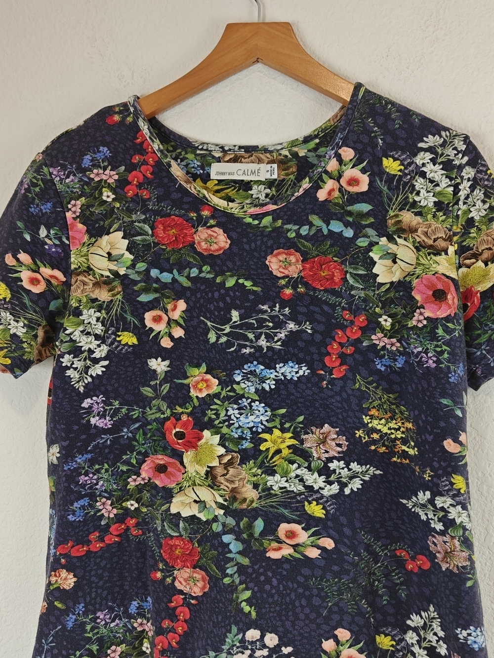 Johnny Was Calmé Floral Tee 🌸 Boho Luxe Stretch Top Navy Multicolor Size Small - Picture 4 of 12